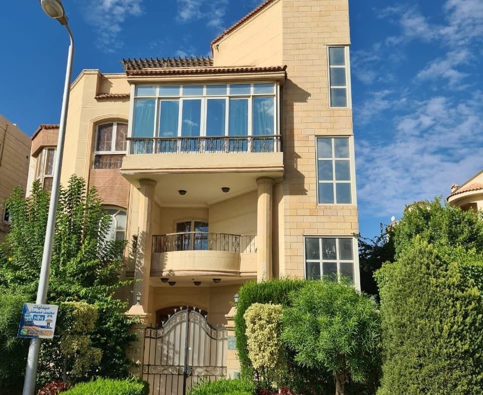 فرصة ذهبية: فيلا فاخرة للبيع في التجمع الخامس – المنطقة الأولى، موقع مميز وحياة راقية Code V10