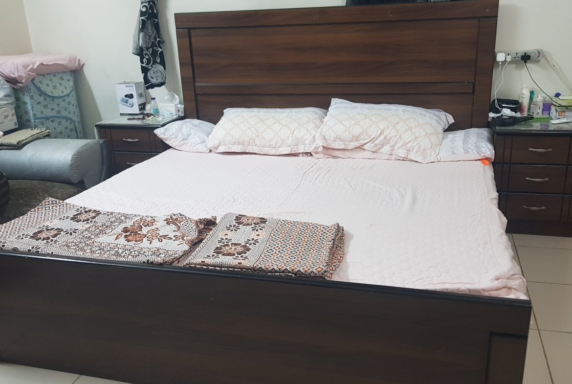 شقة للإيجار في الرياض حي عكاظ مؤثثة بالكامل ثلاثة غرف ومجلس وحمامين ومطبخ