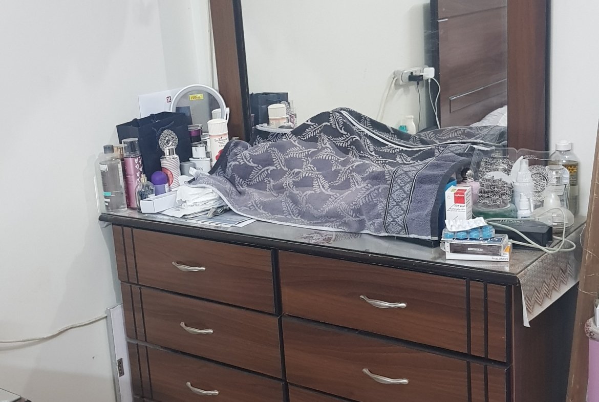 شقة للإيجار في الرياض حي عكاظ مؤثثة بالكامل ثلاثة غرف ومجلس وحمامين ومطبخ