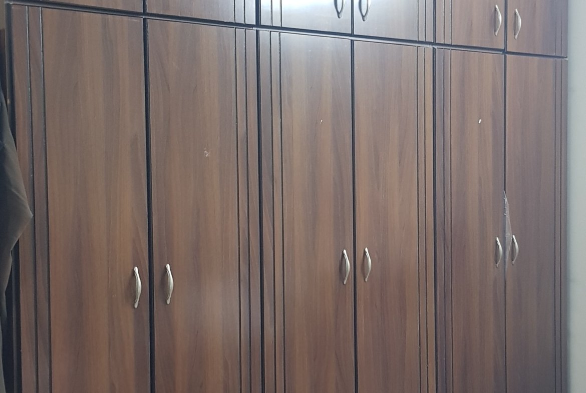 شقة للإيجار في الرياض حي عكاظ مؤثثة بالكامل ثلاثة غرف ومجلس وحمامين ومطبخ