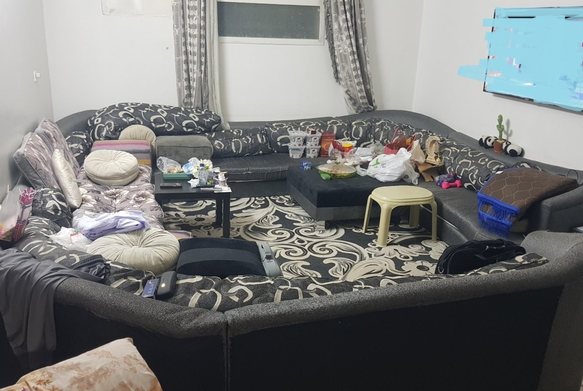 شقة للإيجار في الرياض حي عكاظ مؤثثة بالكامل ثلاثة غرف ومجلس وحمامين ومطبخ