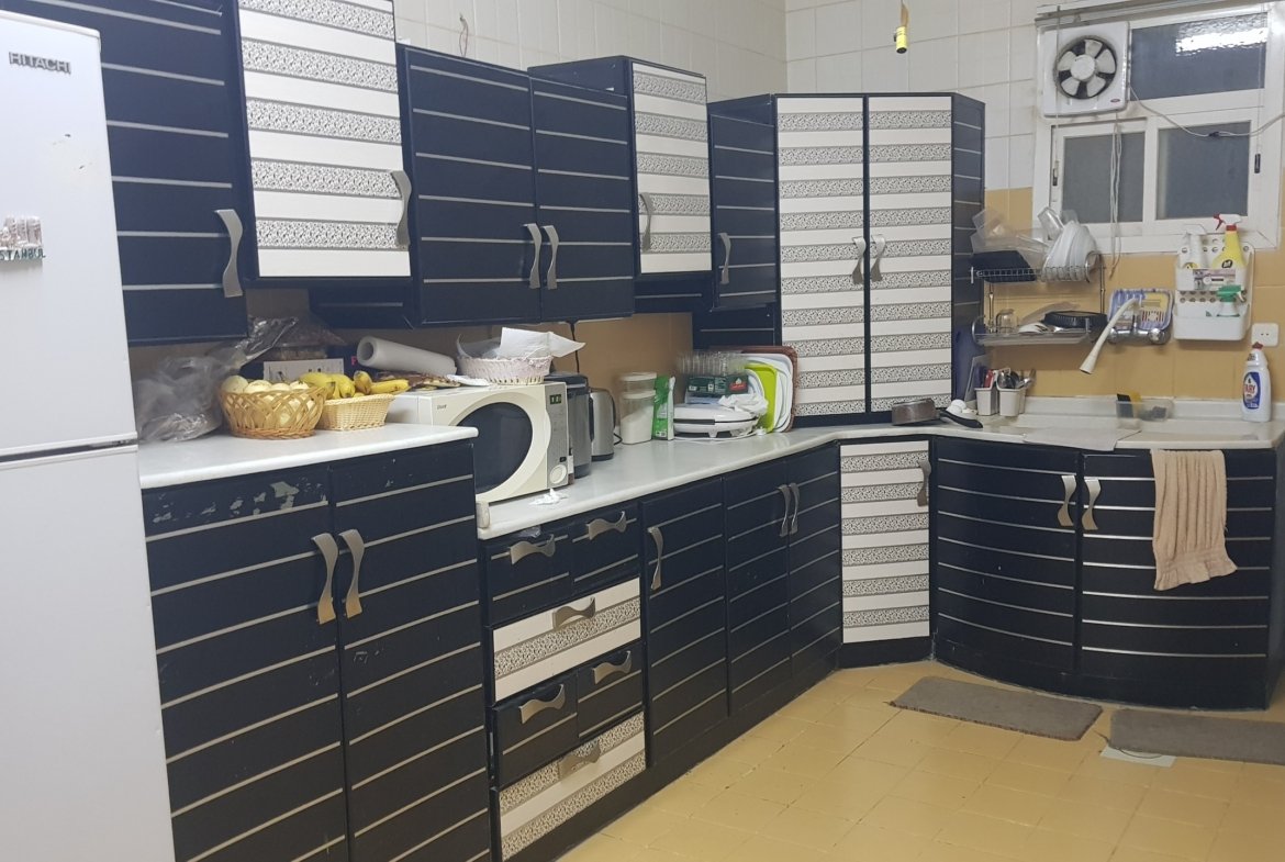 شقة للإيجار في الرياض حي عكاظ مؤثثة بالكامل ثلاثة غرف ومجلس وحمامين ومطبخ