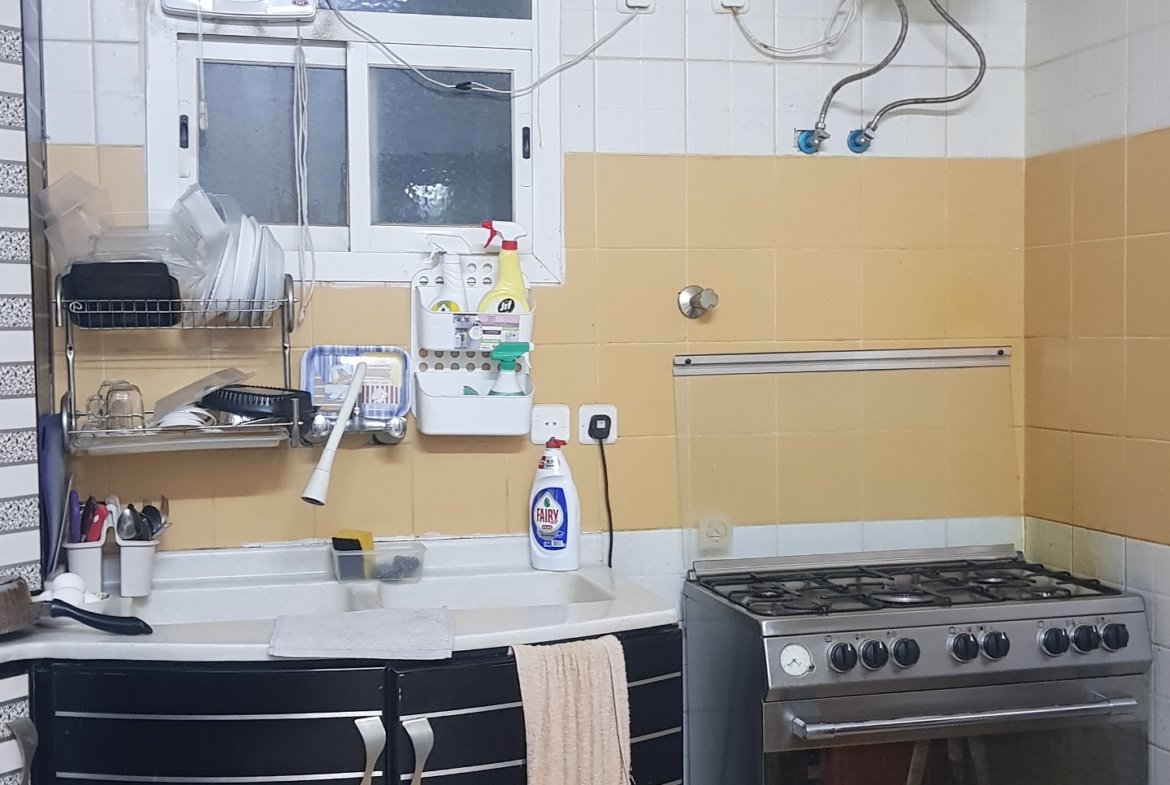 شقة للإيجار في الرياض حي عكاظ مؤثثة بالكامل ثلاثة غرف ومجلس وحمامين ومطبخ